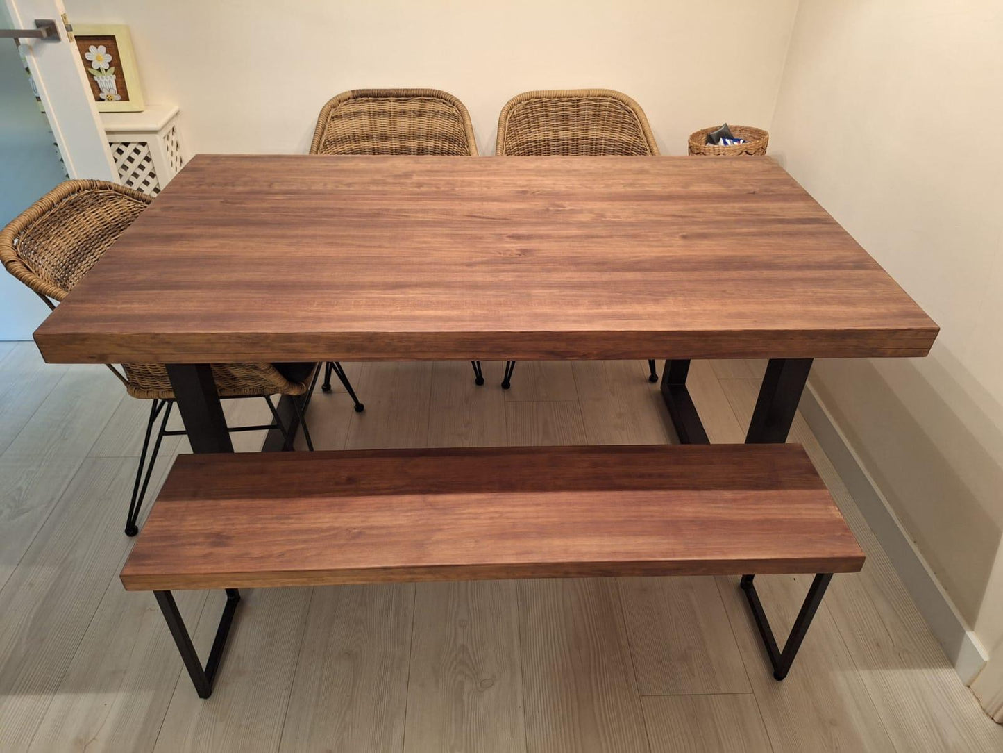 MESA DE COMEDOR CON BANCO A CONJUNTO - 160 X 100 X 77 CM