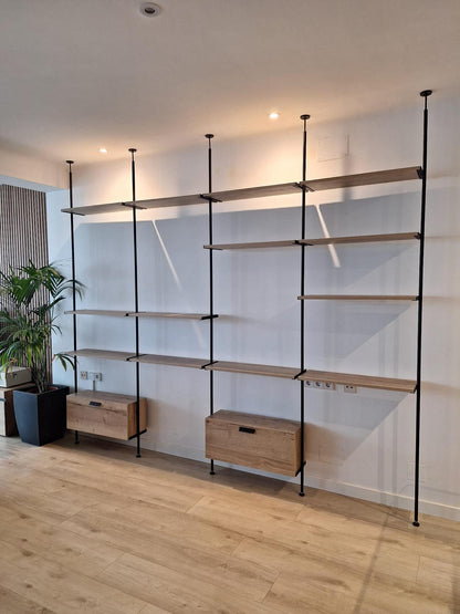 Estantería modular de hierro y madera natural