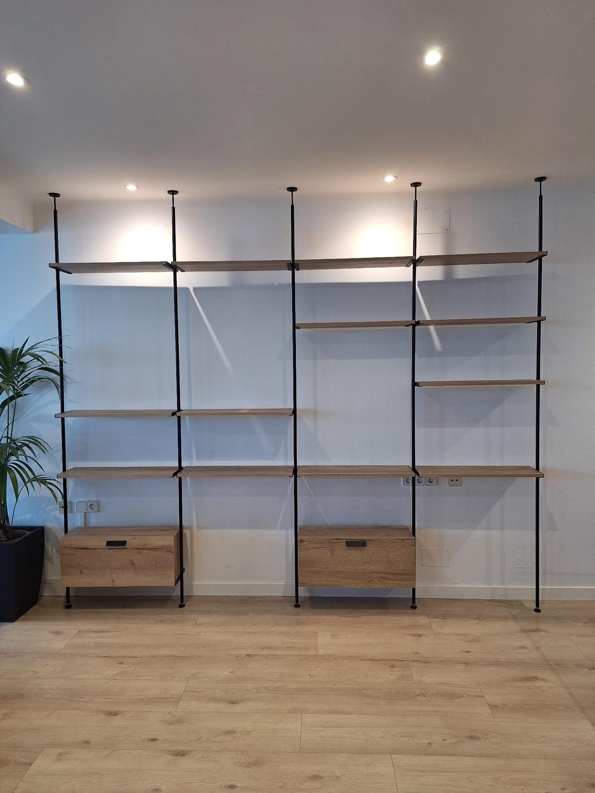 Estantería modular de hierro y madera natural
