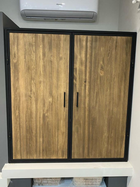 ARMARIO CON DOBLE PUERTA  Y ESTANTES INTERIORES - 123,7 X 114 CM